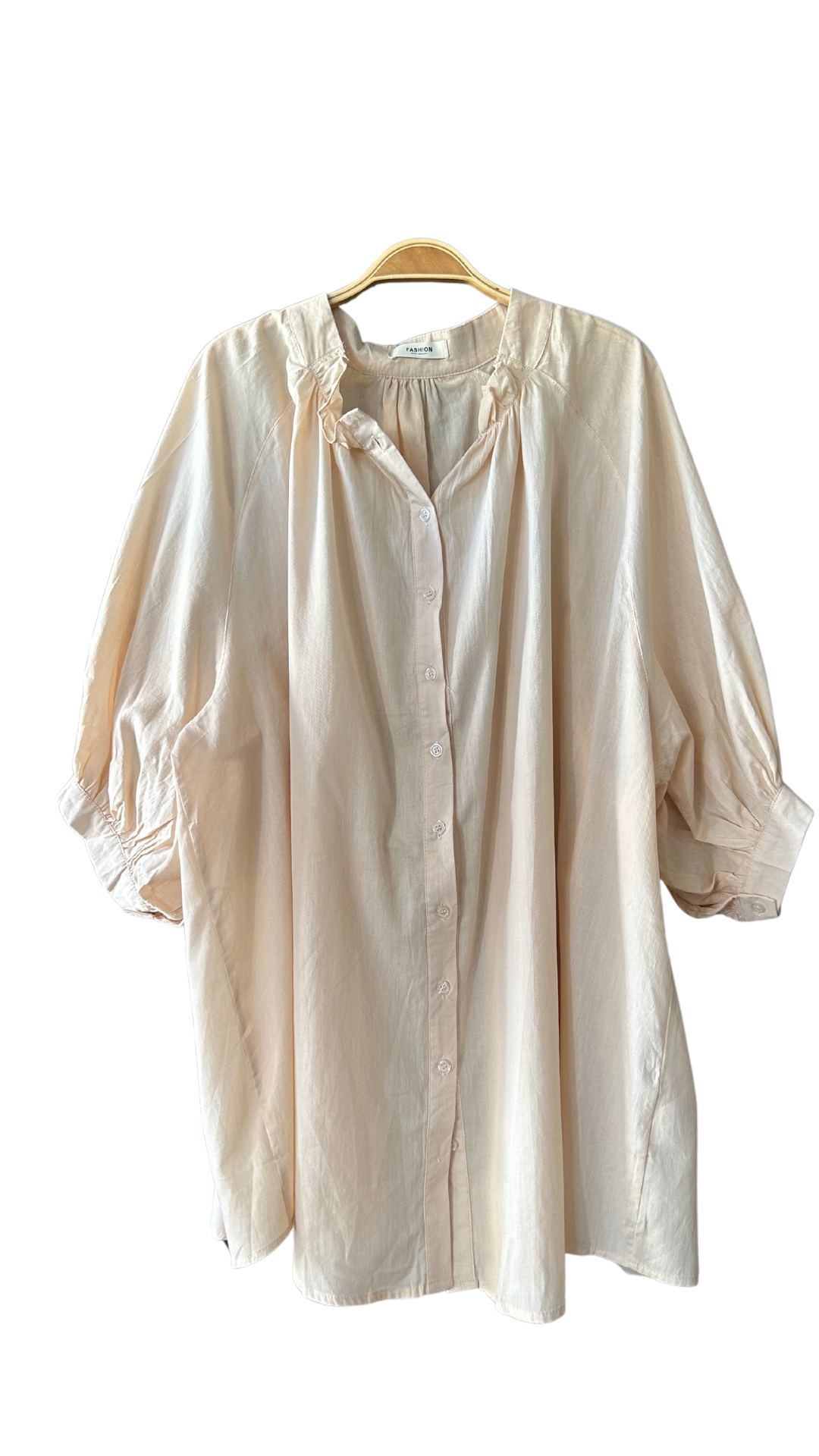 Découvrez notre robe courte beige oversize en fibre de coton sur notre boutique en ligne île de la Réunion. Élégante et confortable, elle est idéale pour la mode estivale. Livraison gratuite au showroom ou à domicile à partir de 100€ d'achat."