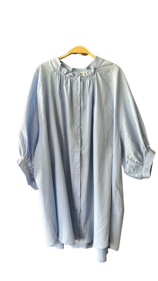 Découvrez notre robe courte bleu oversize avec col Mao, une pièce chic et contemporaine. Achetez sur notre concept store 974 en ligne, avec livraison gratuite à domicile à partir de 100€ d'achat