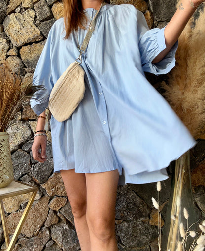 Achetez notre robe courte bleu en coton oversize sur notre boutique en ligne à la Réunion. Avec son col Mao et ses détails élégants, elle est parfaite pour une mode estivale. Livraison gratuite au showroom et à domicile pour les commandes de 100€."