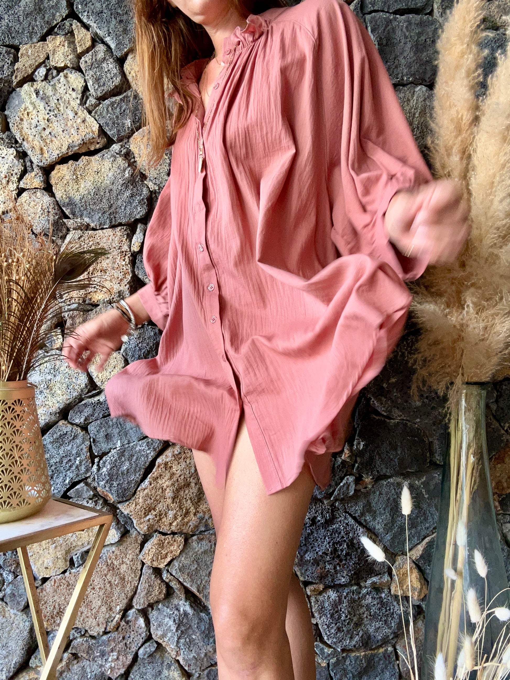 Robe courte terracotta oversize en fibre de coton, idéale pour un look moderne et confortable. Disponible en ligne sur notre boutique à l' île de la Réunion. Livraison gratuite au showroom ou à domicile pour les achats de 100€ et plus.