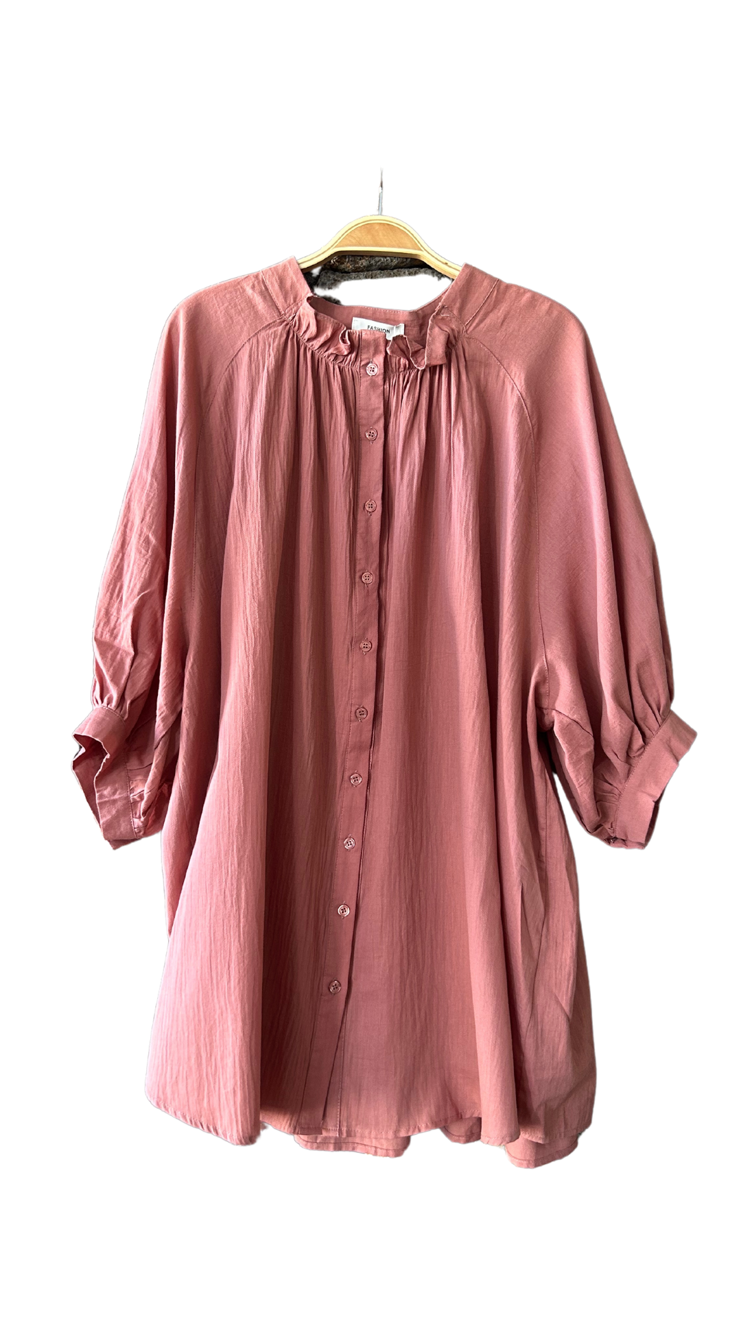 Robe courte oversize avec col Mao et détails uniques, disponible sur notre boutique en ligne à la Réunion. Bénéficiez de la livraison gratuite au showroom ou à domicile pour les commandes de 100€, avec des vêtements en coton , lin et viscose."