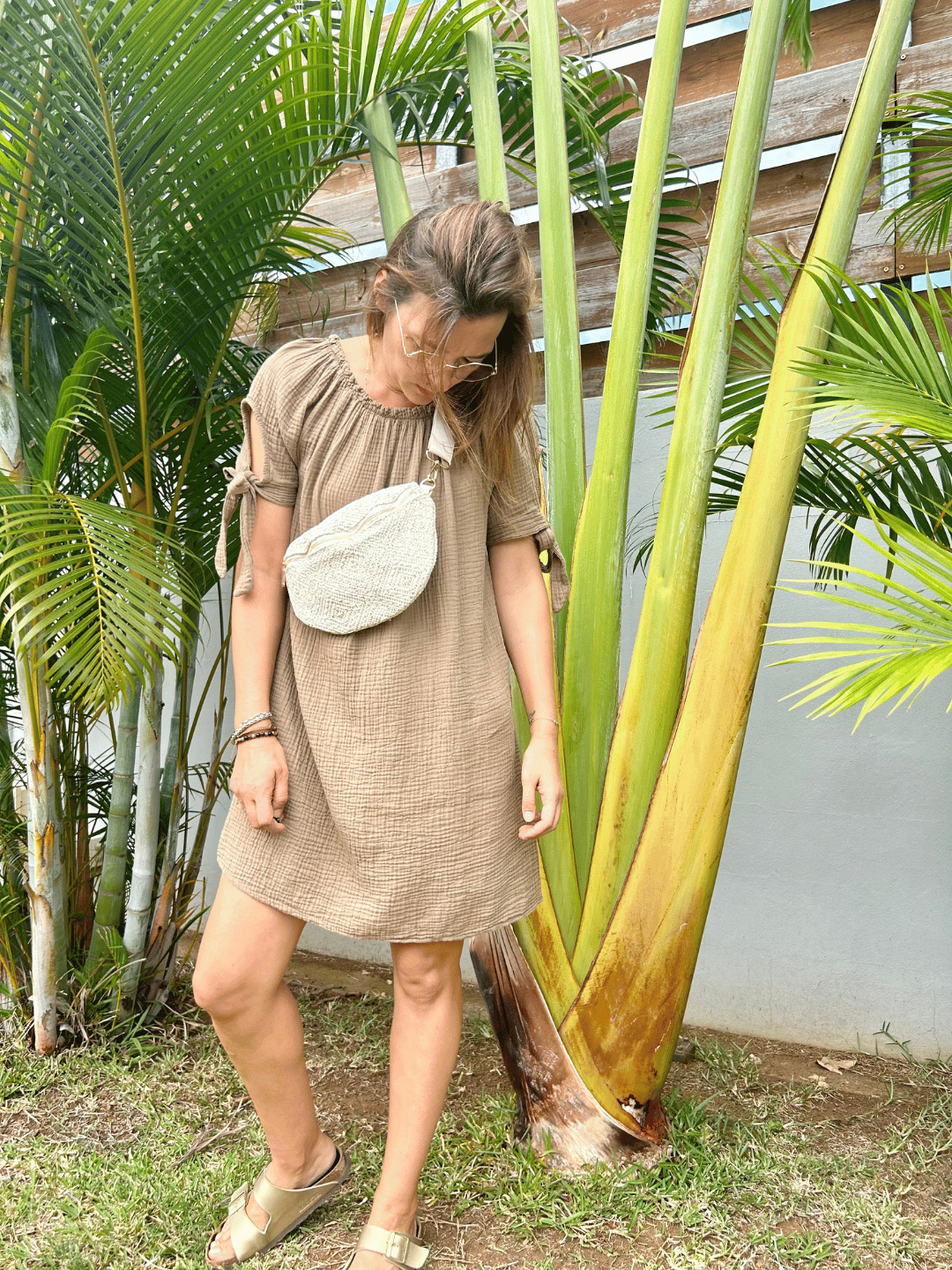 robe en gaze de coton beige de jolies noeud sur les bras, décolleté élastique vue de face et assortie d'une banane beige et dorée.
disponible sur notre e-shop , livraison gratuite sur toute l'île