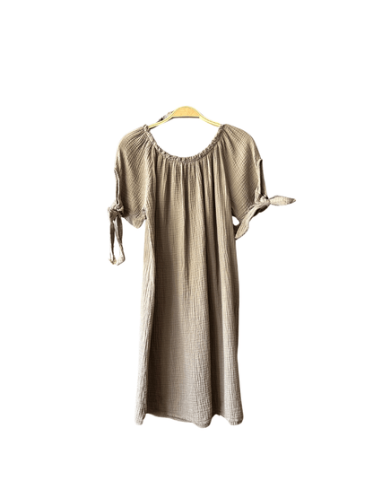 robe en gaze de coton beige de jolies noeud sur les bras, décolleté élastique vue de face sur fond blanc.
disponible sur notre e-shop , livraison gratuite sur toute l'île
