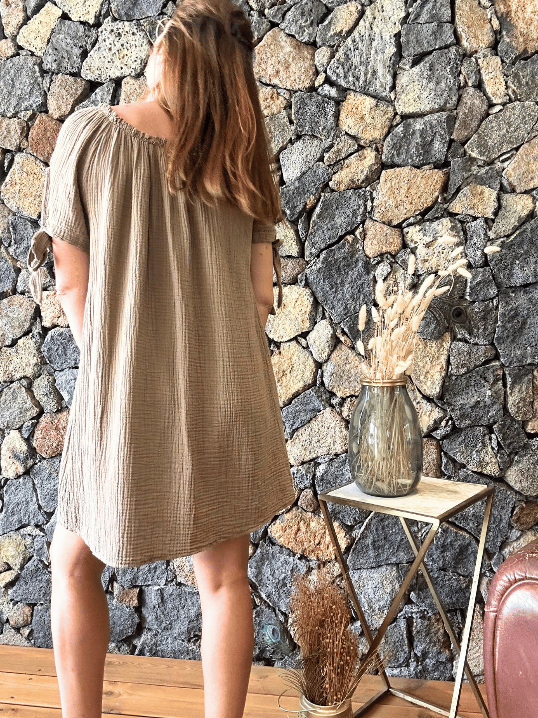 robe en gaze de coton beige de jolies noeud sur les bras, vue de dos
disponible sur notre e-shop , livraison gratuite sur toute l'île