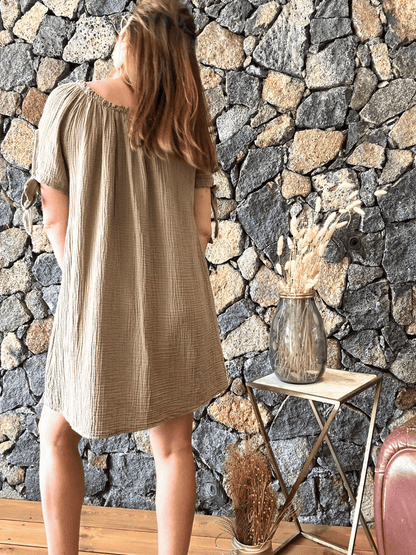 robe en gaze de coton beige de jolies noeud sur les bras, vue de dos
disponible sur notre e-shop , livraison gratuite sur toute l'île