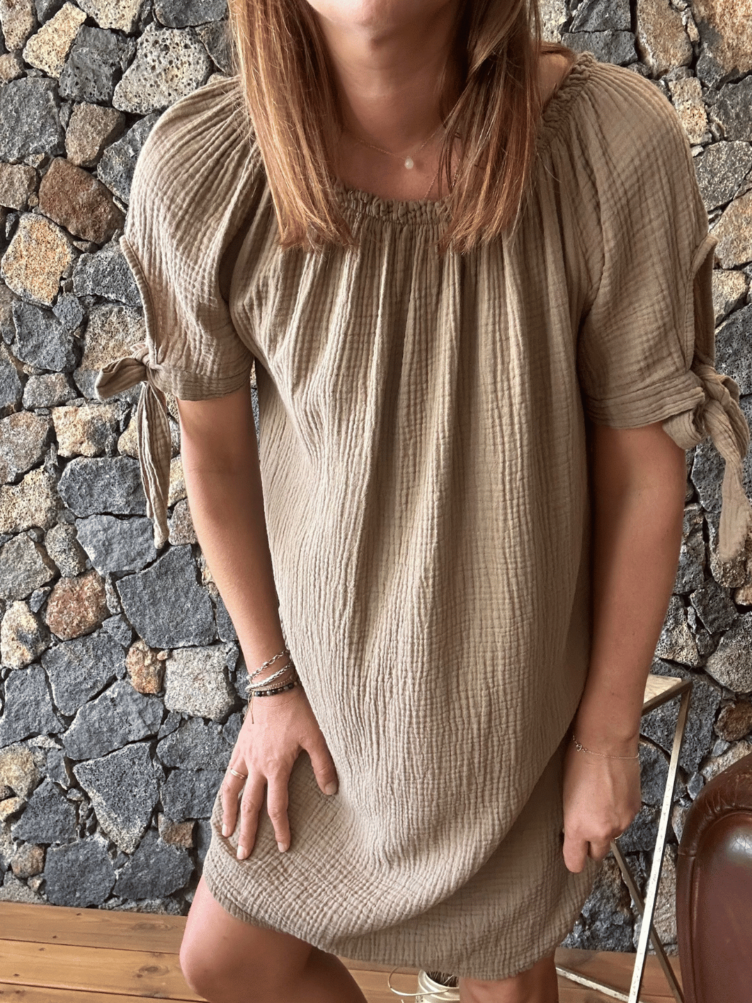 robe en gaze de coton beige de jolies noeud sur les bras, son décolleté élastique vue de près.
en vente sur notre e-shop , livraison gratuite sur toute l'île