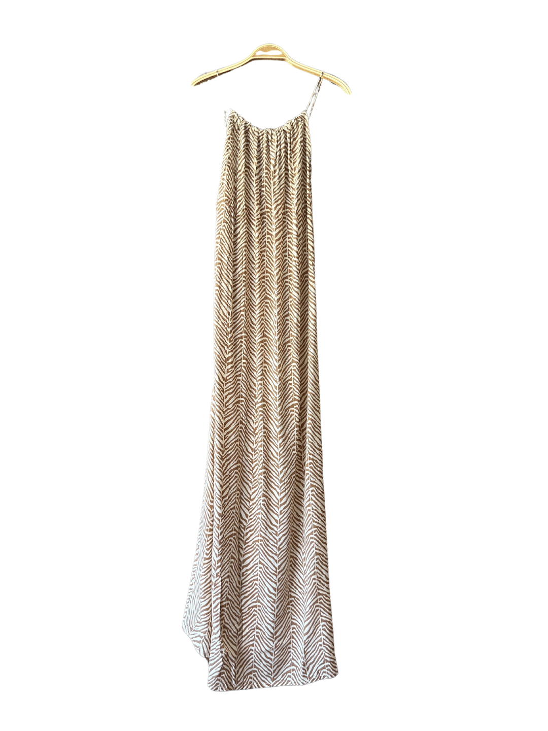 Zoom sur la robe longue dos nu en viscose à motif graphique camel et écru – des motifs modernes et une coupe fluide pour un look élégant et intemporel.