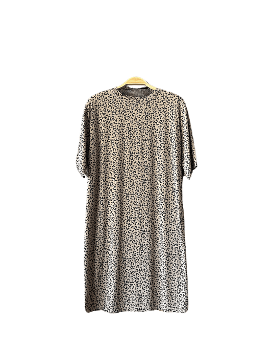 Robe t-shirt léopard beige courte – ultra confortable et stylée. Parfaite pour vos journées décontractées, cette robe à imprimé animalier vous assure un look tendance et facile à porter. Disponible maintenant en boutique en ligne.