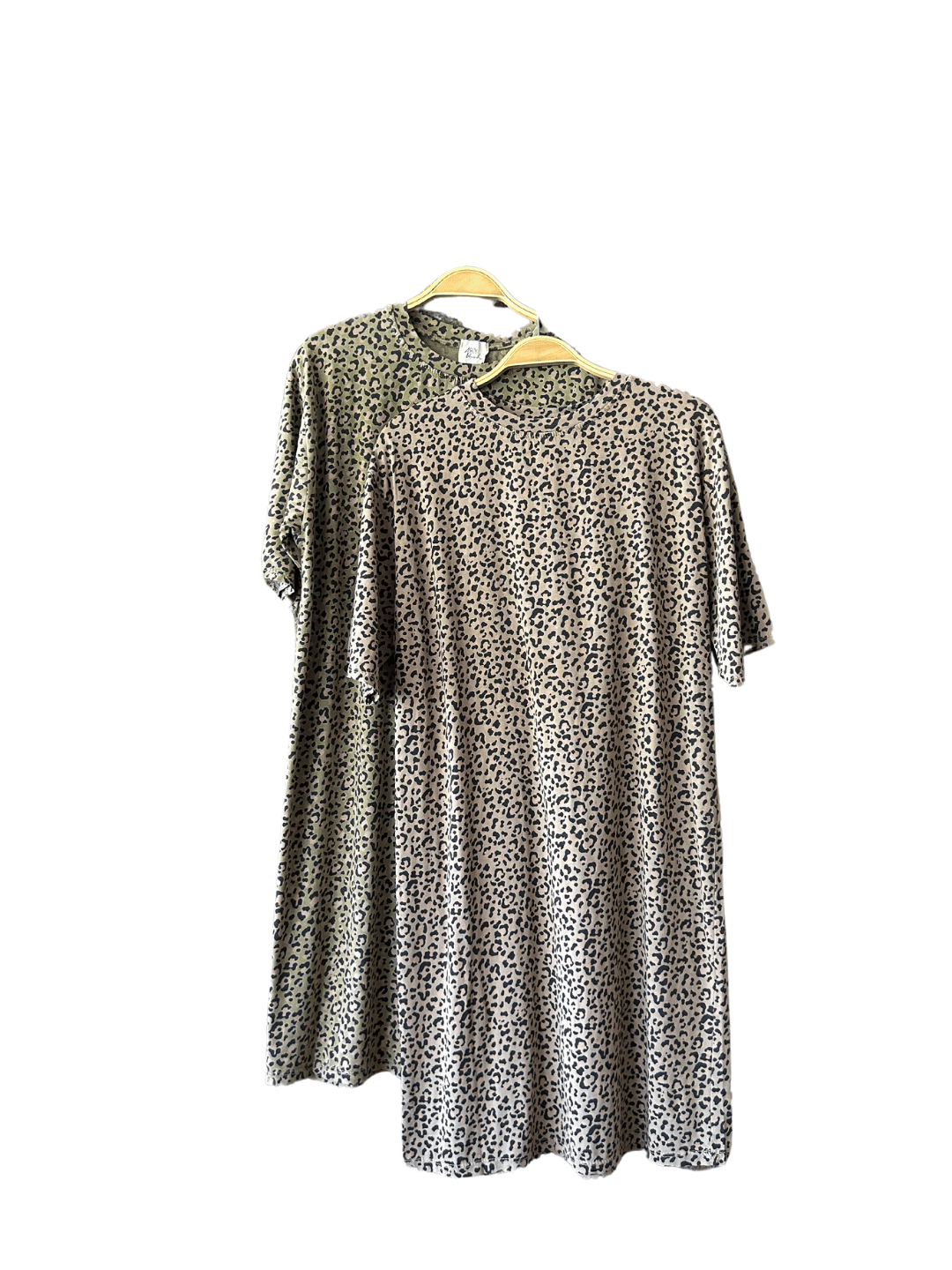 Robe t-shirt léopard disponible en kaki et beige. Le modèle kaki offre un look naturel et chic, tandis que le beige, plus clair, apporte une touche lumineuse et estivale. Deux couleurs, même style tendance, à découvrir sur notre boutique en ligne.