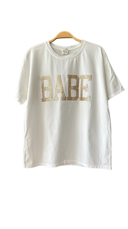 Tee-shirt blanc en coton avec inscription dorée "babe" - une pièce tendance de la nouvelle collection en ligne parfaite pour votre shopping mode en ligne.