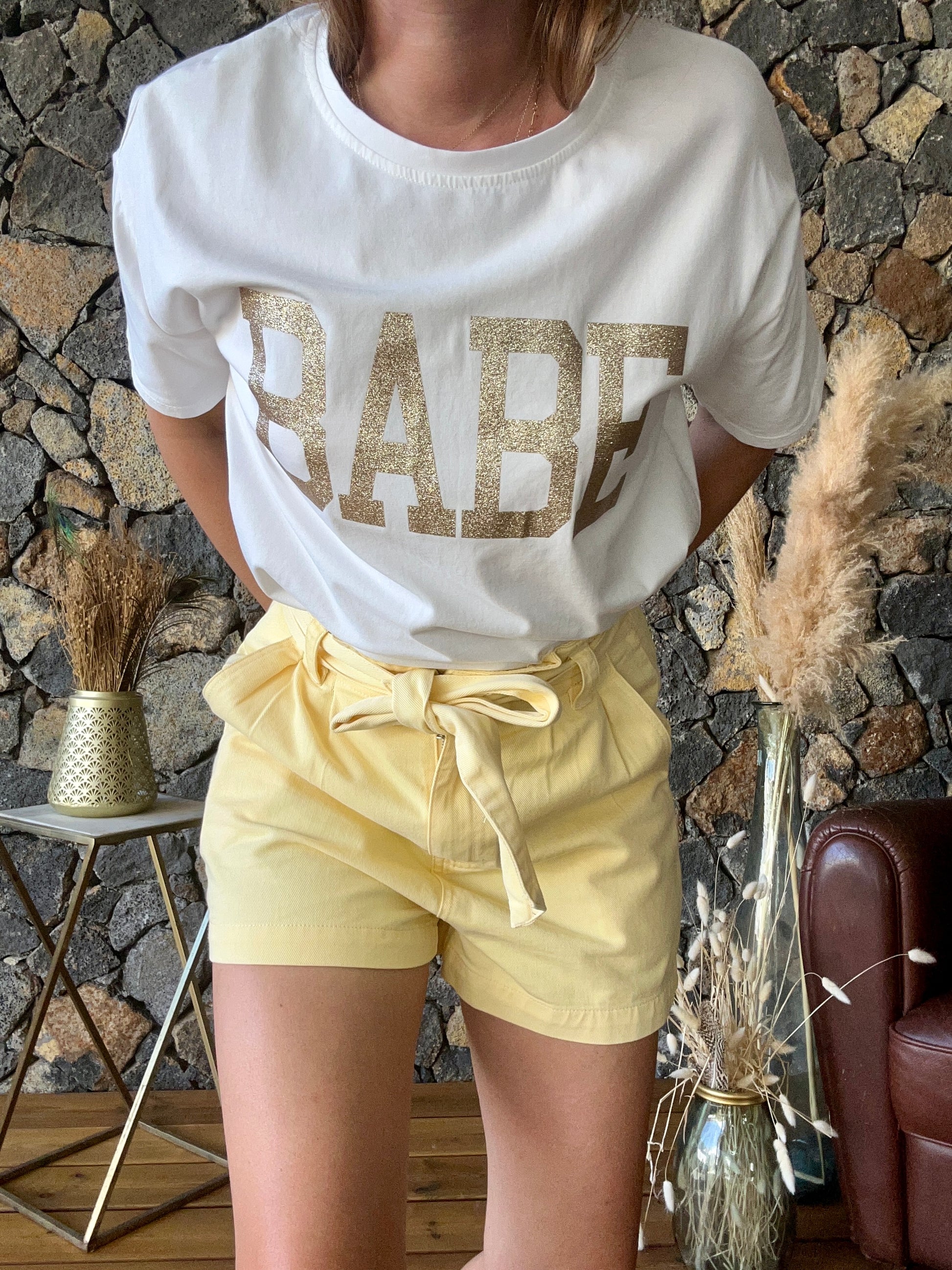 Tee-shirt femme blanc avec texte doré "babe" - un incontournable de votre garde-robe, maintenant disponible pour un achat en ligne facile.