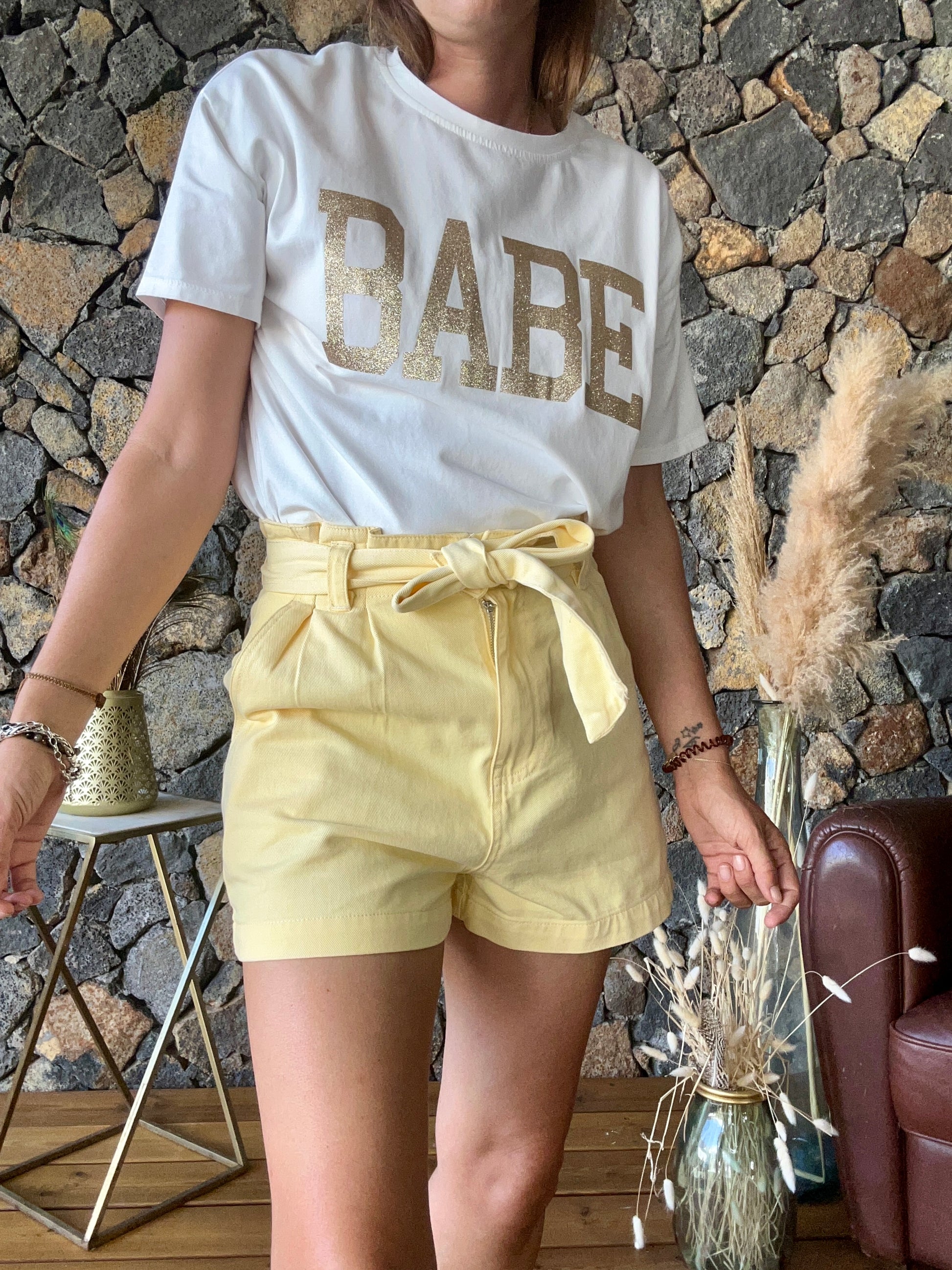 Tee-shirt décontracté blanc en coton, inscription "babe" en doré - idéal pour votre quotidien, à découvrir dans notre sélection mode en ligne.