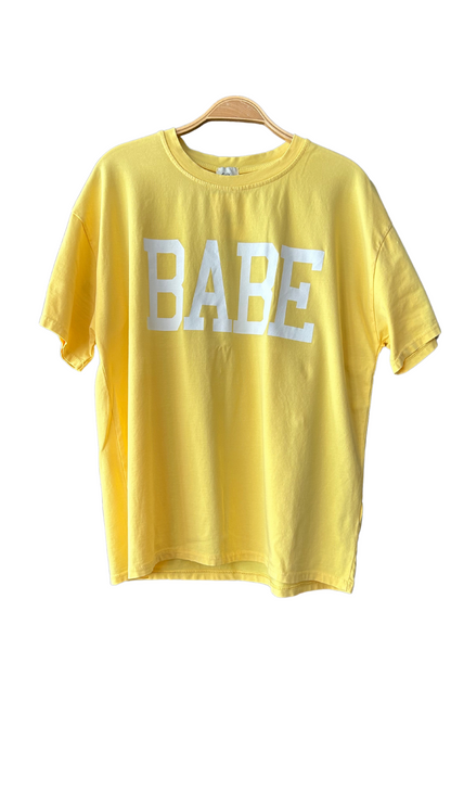 Tee-shirt jaune en coton avec inscription "babe" en blanc, taille unique - Nouvelle collection en ligne.