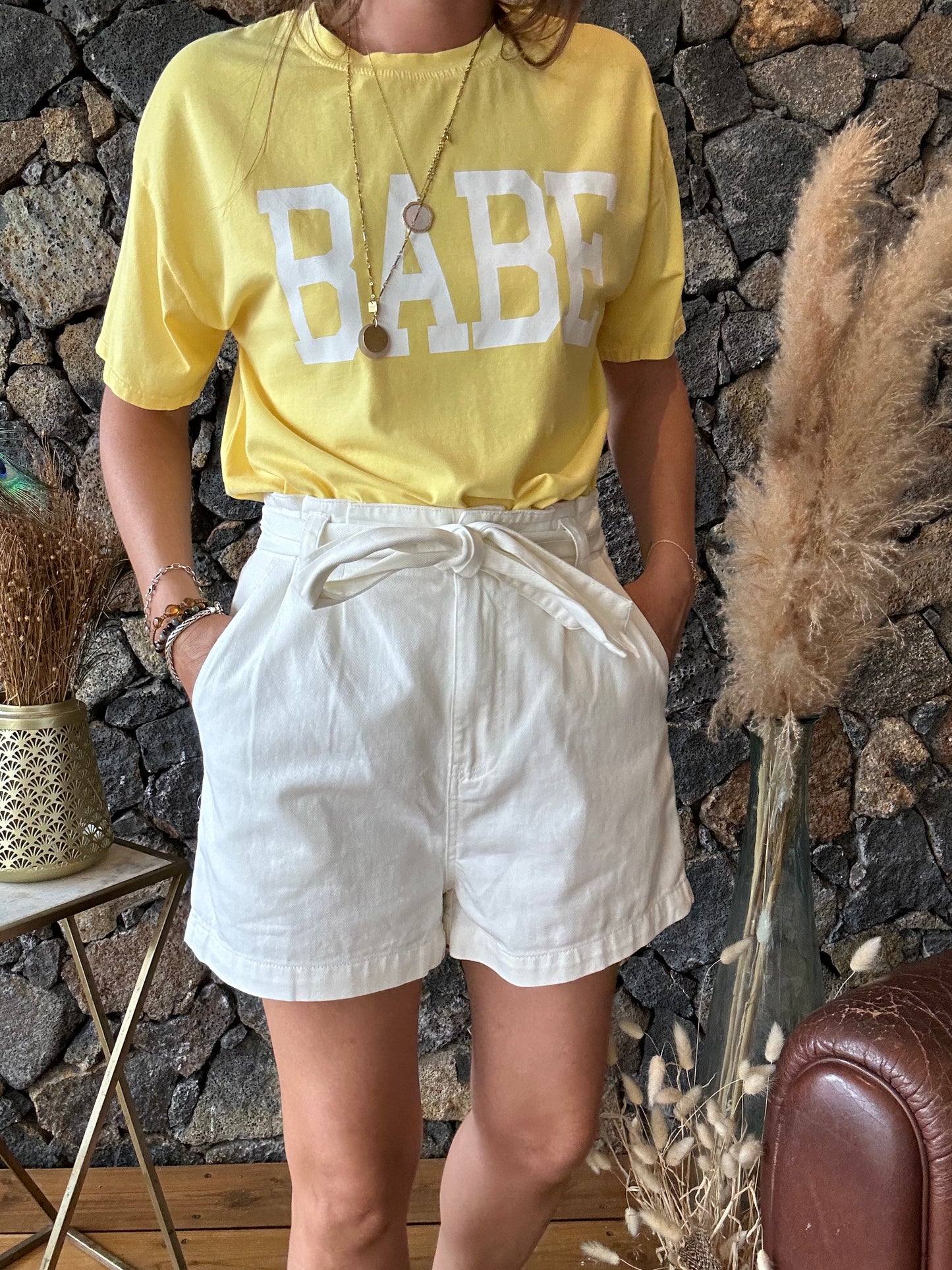 Tee-shirt jaune en coton léger avec inscription "babe" - Mode responsable en ligne pour femmes.