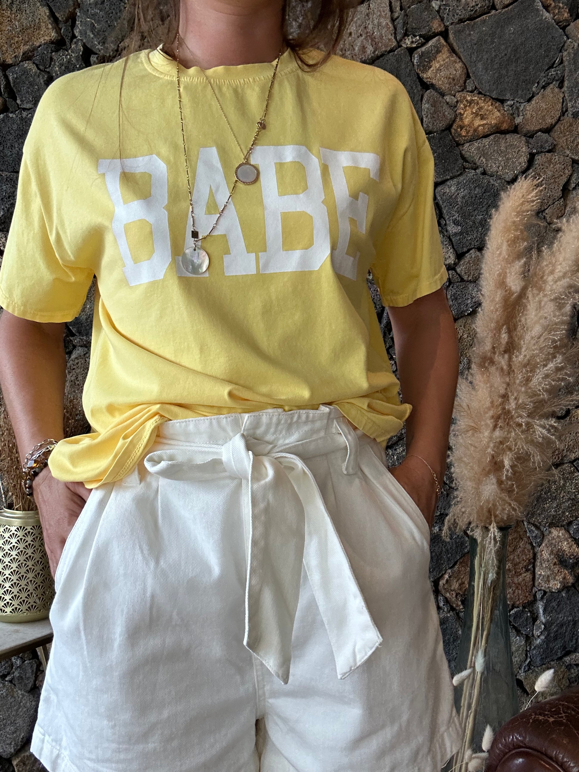 Tee-shirt jaune coton taille unique avec message "babe" en blanc, idéale pour une expérience d'achat en ligne.