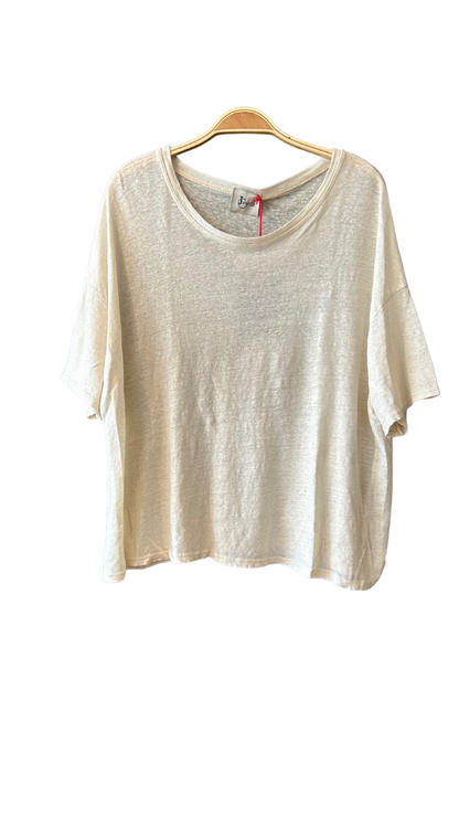 Tee-shirt en lin beige doux, parfait pour un look décontracté. Mode pour femmes en ligne.