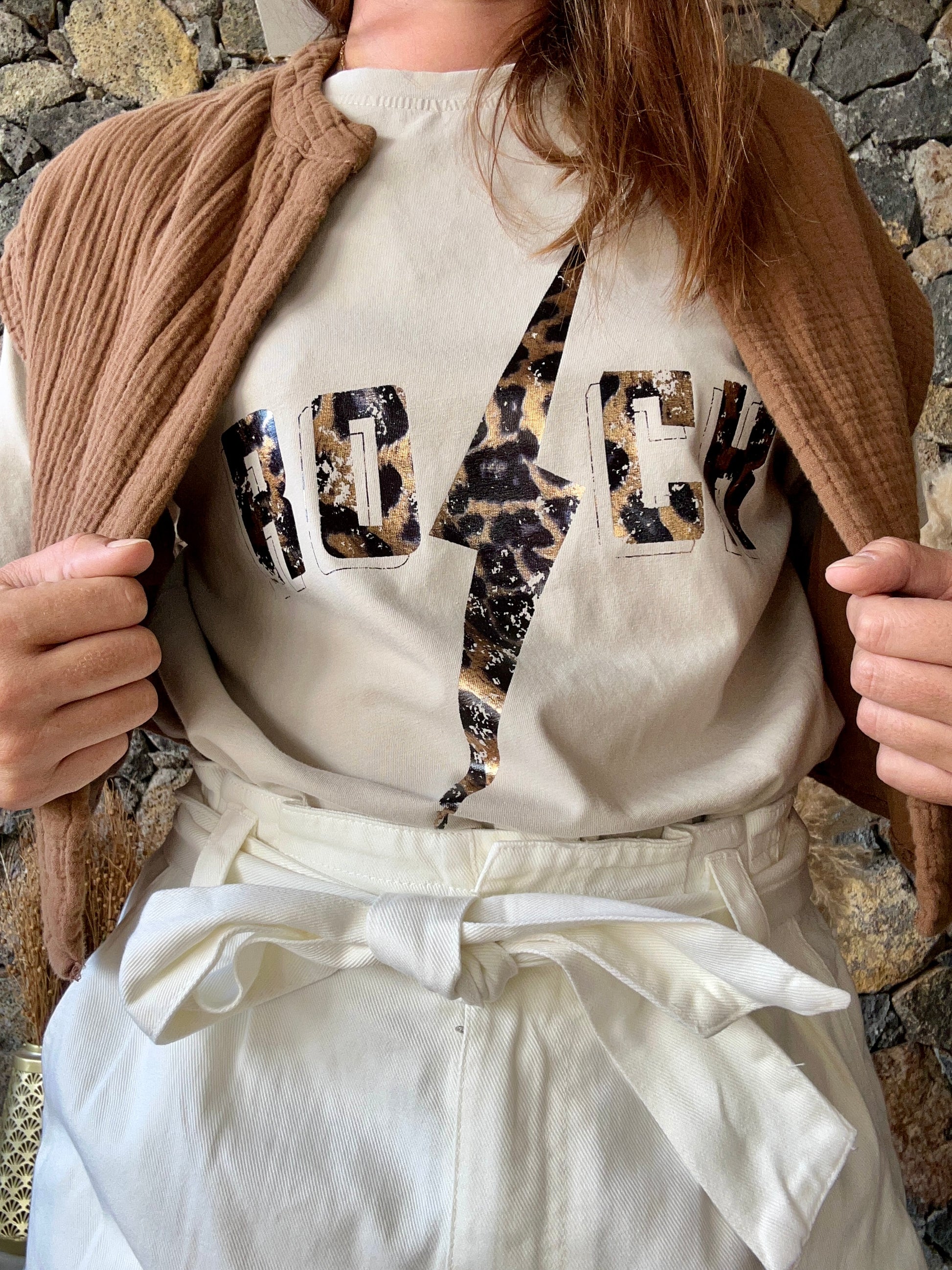 Imprimé rock sur tee-shirt beige – tendance de mode en ligne