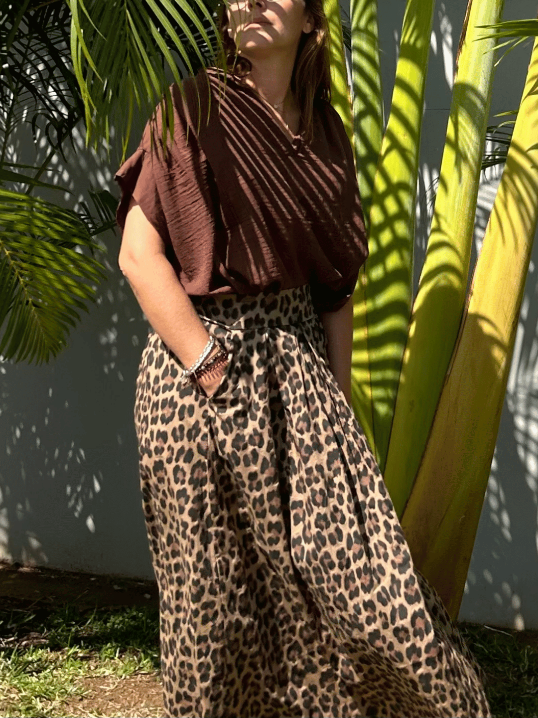 Zoom sur le détail du top oversize en voile de coton, mettant en lumière la texture légère du tissu et la coupe élégante du col V. Idéal pour une tenue chic et décontractée, ce top est disponible à la vente en ligne, un must-have pour votre collection estivale.