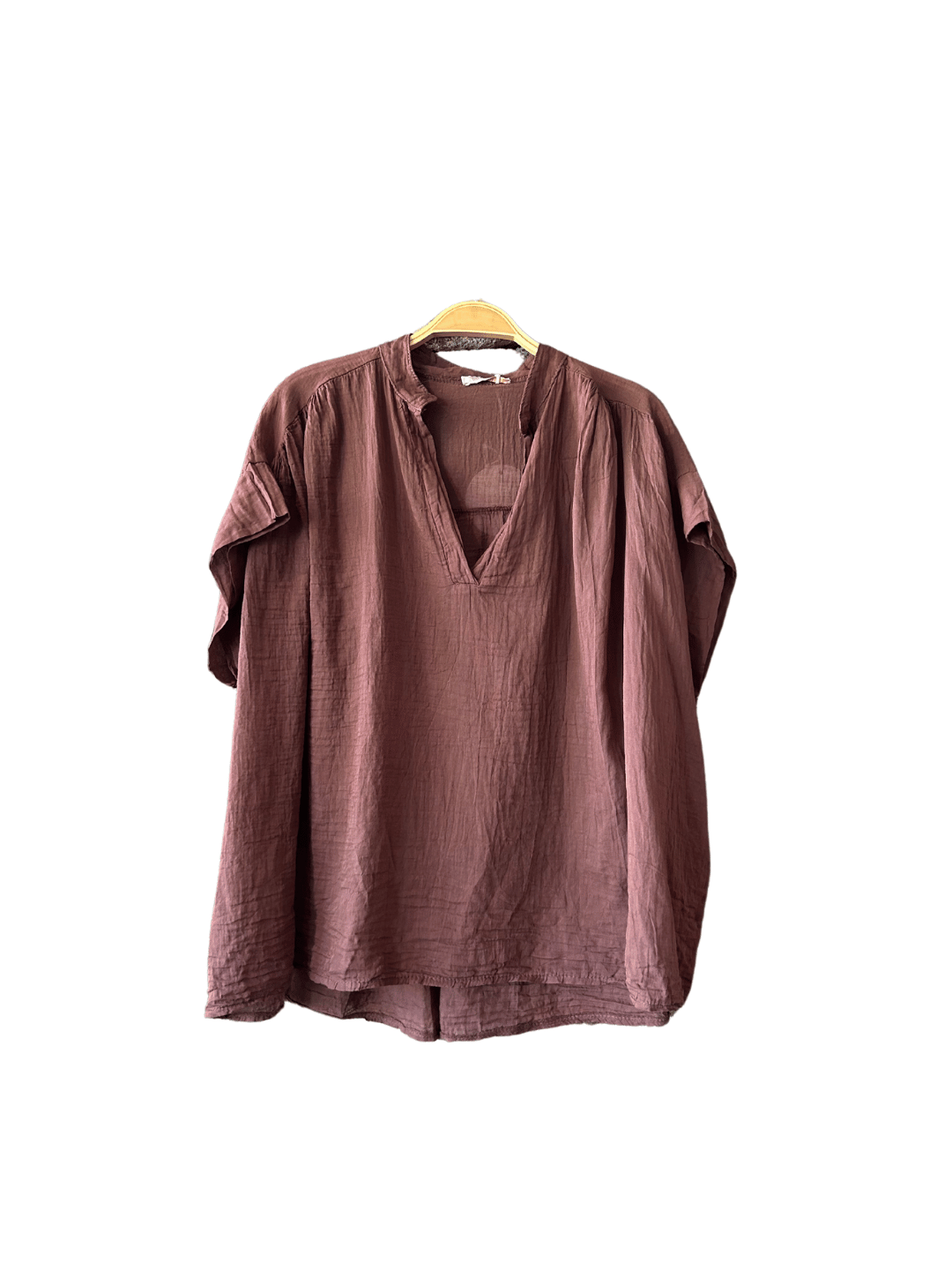 Top en voile de coton oversize col V, vue de face sur fond blanc. Ce vêtement léger et confortable est parfait pour l'été, avec son design fluide et sa coupe ample. Idéal pour une tenue décontractée et moderne, à retrouver dans notre collection de mode en ligne.