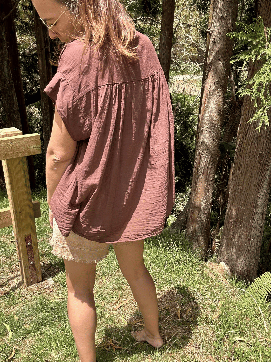 Vue de dos d’un top en voile de coton oversize, avec une coupe dégagée et un col V subtil. Ce vêtement intemporel et léger est une pièce incontournable pour toute garde-robe estivale. Découvrez-le sur notre boutique en ligne pour compléter vos looks de saison.