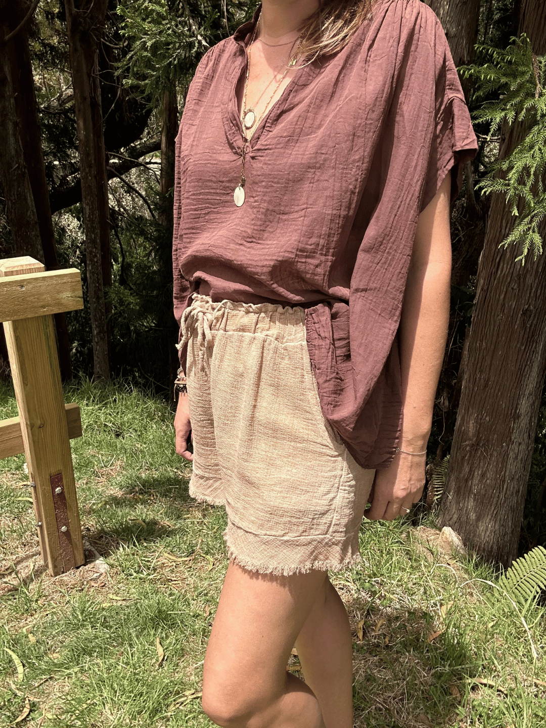 Vue de face d'un top oversize en voile de coton avec un col V, offrant une silhouette élégante et aérée. Ce modèle est disponible en ligne, idéal pour un look chic et décontracté, facile à associer avec vos jeans ou jupes préférées.