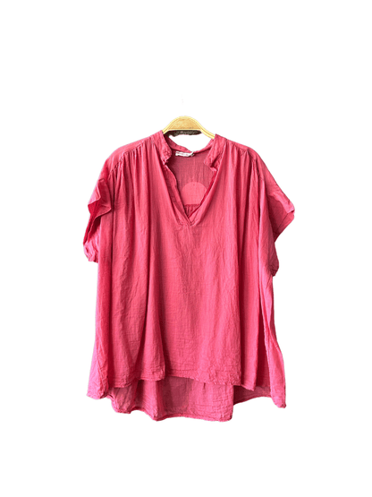Top oversize en voile de coton couleur framboise, col V. Une pièce à la fois lumineuse et légère, qui vous accompagnera partout. Commandez en ligne dès maintenant et bénéficiez de la livraison gratuite.