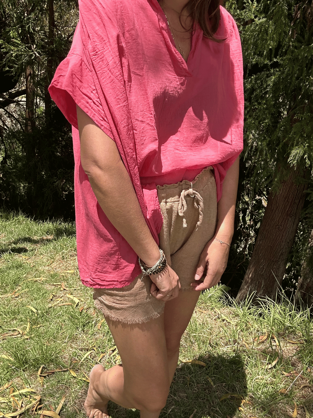 Top oversize en voile de coton framboise, avec col V, pour une silhouette moderne et un style effortless. Ajoutez une touche de couleur à votre garde-robe. Achetez maintenant avec livraison gratuite.