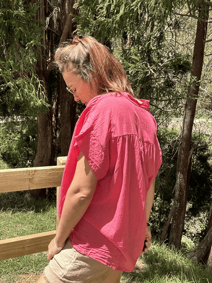 Focus sur notre top oversize framboise en voile de coton, avec un col V. Un choix parfait pour un look élégant et confortable, à la fois frais et audacieux. Profitez de la livraison gratuite en commandant sur notre site.