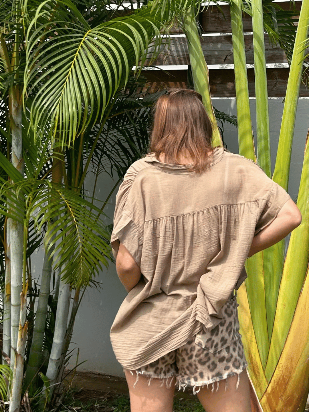 Vue de dos d’un top en voile de coton oversize, avec une coupe dégagée et un col V subtil. Ce vêtement intemporel et léger est une pièce incontournable pour toute garde-robe estivale. Découvrez-le sur notre boutique en ligne pour compléter vos looks de saison.