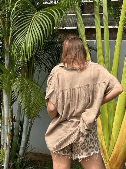 Vue de dos d’un top en voile de coton oversize, avec une coupe dégagée et un col V subtil. Ce vêtement intemporel et léger est une pièce incontournable pour toute garde-robe estivale. Découvrez-le sur notre boutique en ligne pour compléter vos looks de saison.