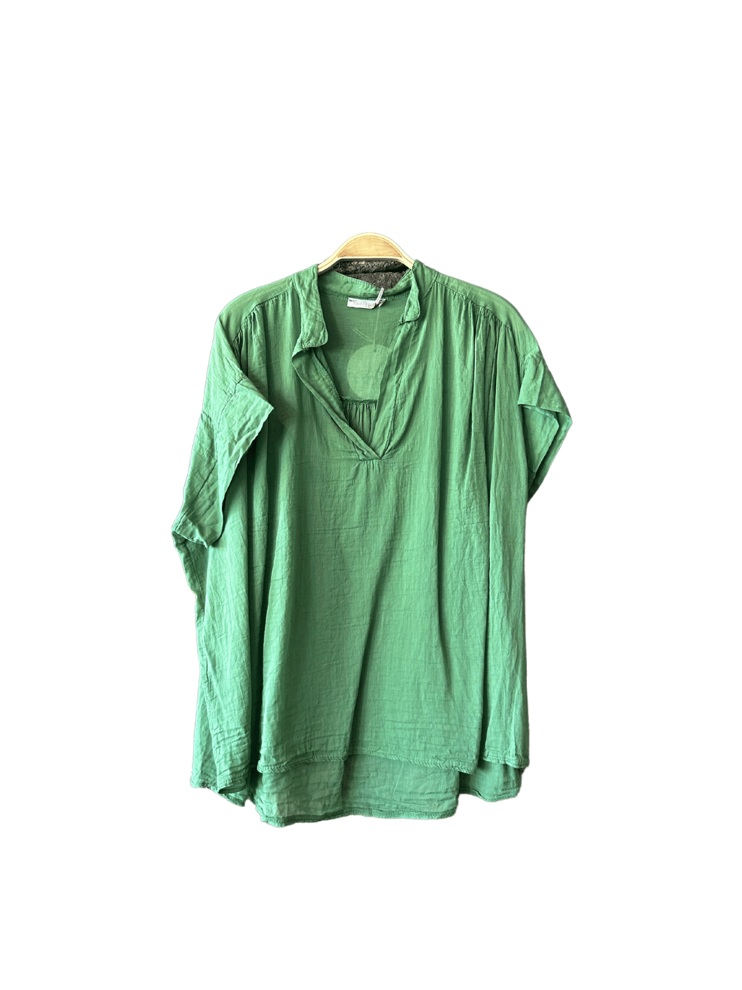 Top oversize en voile de coton olive avec col V, pour un look frais et stylé. Légèreté, confort et élégance, tout en un. Commandez maintenant en ligne et bénéficiez de la livraison gratuite.