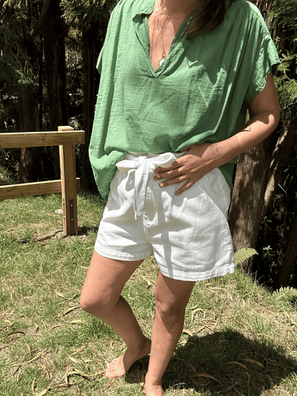 Découvrez notre top oversize en voile de coton olive, col V, parfait pour un style casual chic. Idéal pour la saison, avec une coupe fluide et agréable. Achetez dès maintenant en ligne avec livraison gratuite.