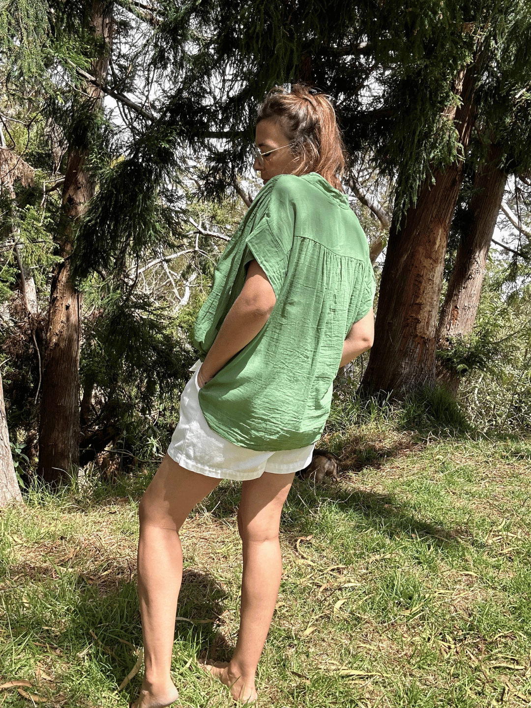 Top oversize en voile de coton olive, avec col V, pour une allure tendance et confortable. Un indispensable de votre garde-robe estivale. Profitez de la livraison gratuite en commandant directement sur notre site