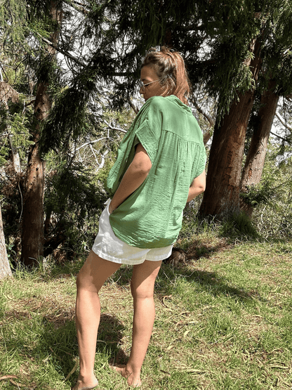 Top oversize en voile de coton olive, avec col V, pour une allure tendance et confortable. Un indispensable de votre garde-robe estivale. Profitez de la livraison gratuite en commandant directement sur notre site