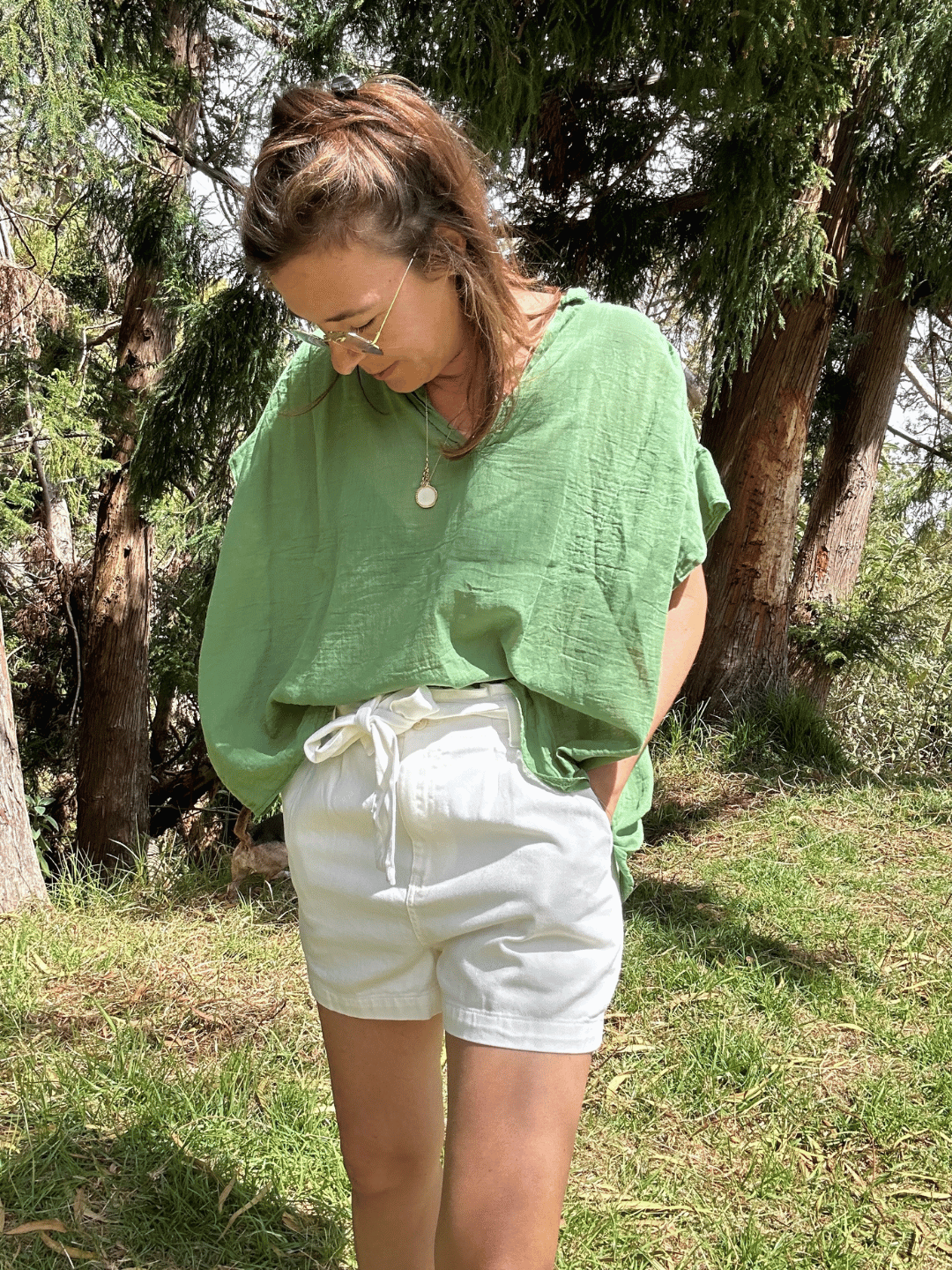 Top oversize en voile de coton couleur olive, avec un élégant col V. Une pièce légère et confortable pour un look estival décontracté. Commandez en ligne et profitez de la livraison gratuite.
