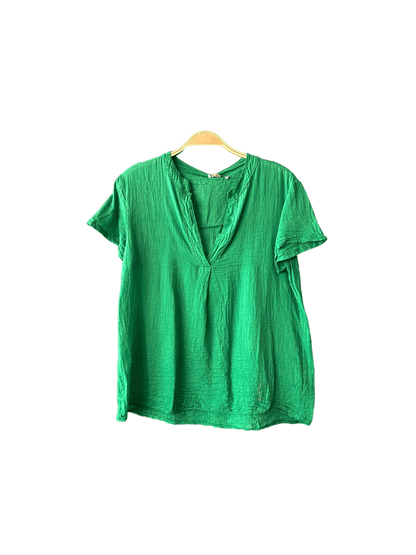 Top en voile de coton vert forêt, léger et fluide, avec un col V flatteur pour un look frais et élégant. Parfait pour l'été austral, ce top taille unique s’adapte à toutes les silhouettes et vous assure confort et style. Achetez-le en ligne et profitez de la livraison rapide.