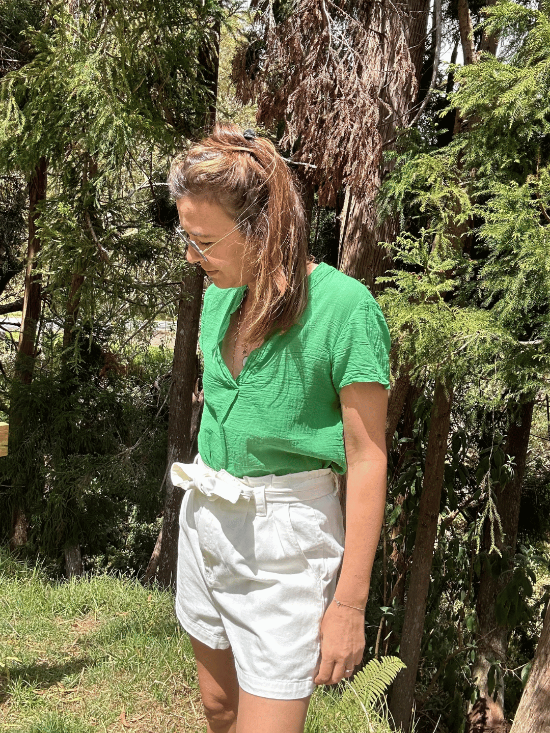Top en voile de coton vert forêt, un essentiel ultra léger pour l'été austral. Son col V élégant et sa coupe fluide en font une pièce incontournable pour vos journées ensoleillées. Taille unique, parfaite pour toutes les morphologies. Commandez ce top en ligne et profitez d'une silhouette aérée et tendance. Livraison rapide disponible.