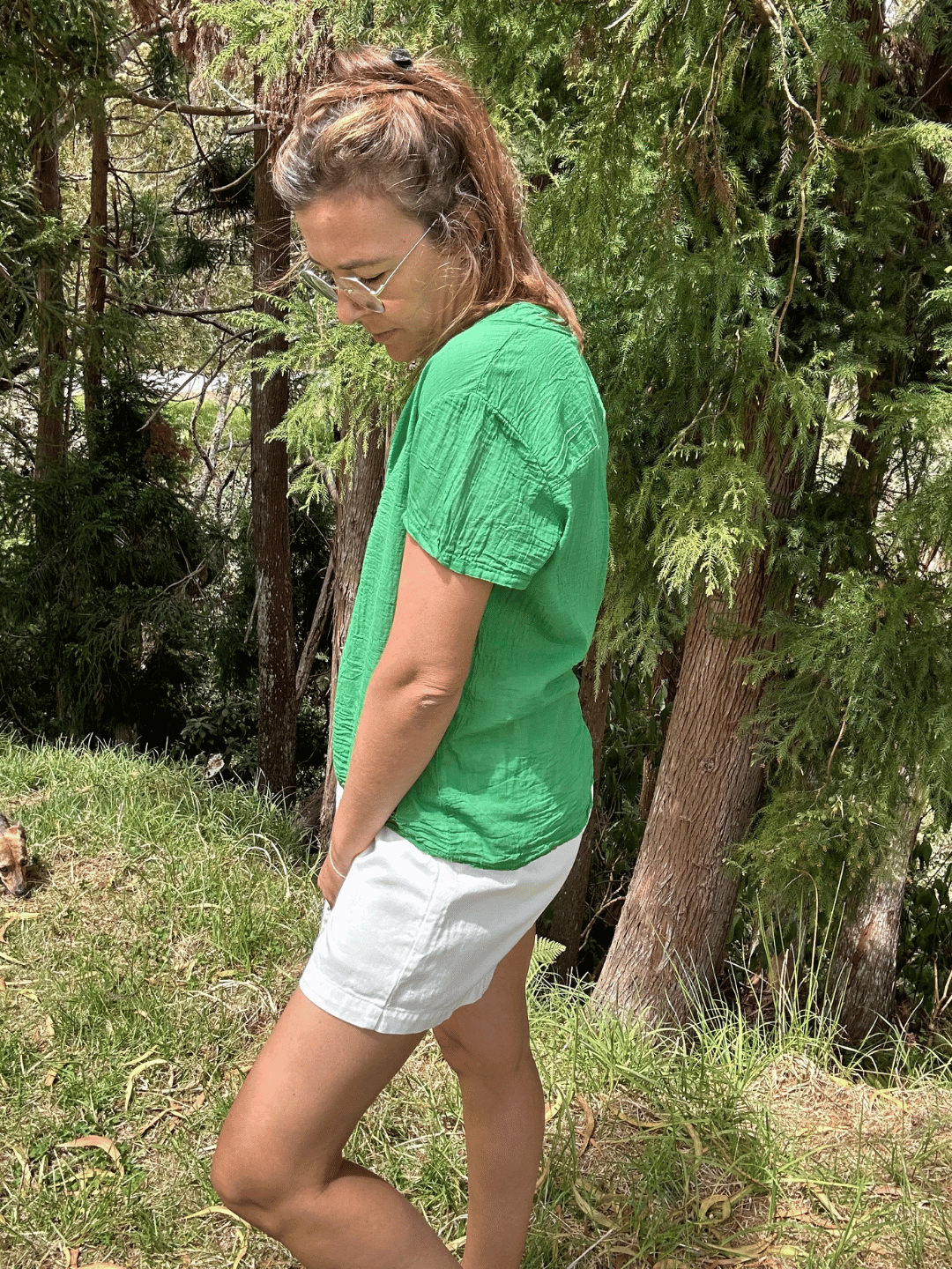 Vue de côté du top en voile de coton vert forêt, avec une coupe fluide qui assure confort et légèreté. Son col V accentue l'élégance, et sa matière respirante est idéale pour les journées estivales. Taille unique, disponible maintenant sur notre boutique en ligne. Commandez dès aujourd'hui pour un look frais et stylé.