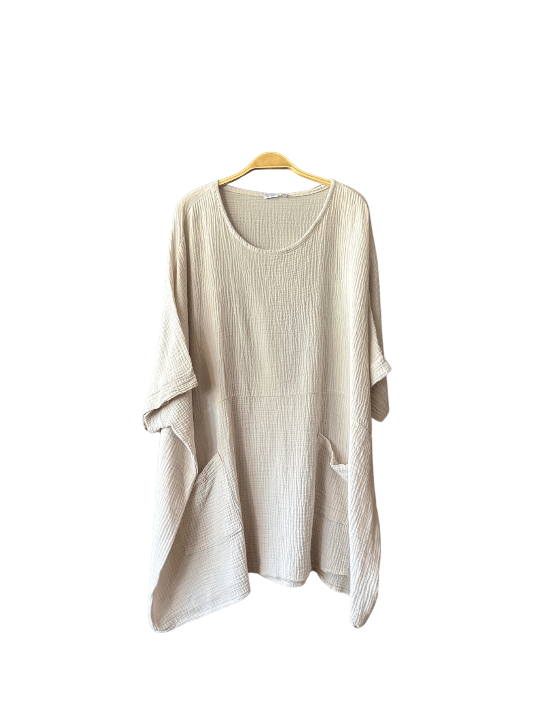 Robe en gaze de coton écru avec une coupe fluide et deux poches pratiques. Une pièce essentielle pour un look élégant et décontracté. Commandez en ligne et bénéficiez de la livraison gratuite.