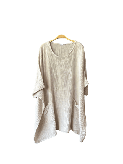 Robe en gaze de coton écru avec une coupe fluide et deux poches pratiques. Une pièce essentielle pour un look élégant et décontracté. Commandez en ligne et bénéficiez de la livraison gratuite.