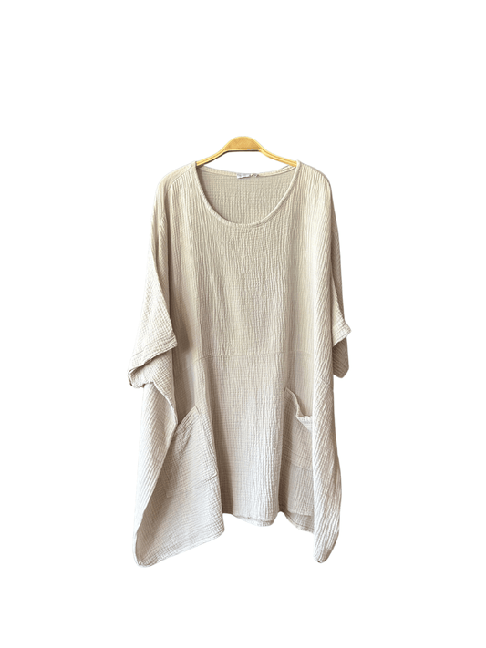 Robe en gaze de coton écru avec une coupe fluide et deux poches pratiques. Une pièce essentielle pour un look élégant et décontracté. Commandez en ligne et bénéficiez de la livraison gratuite.
