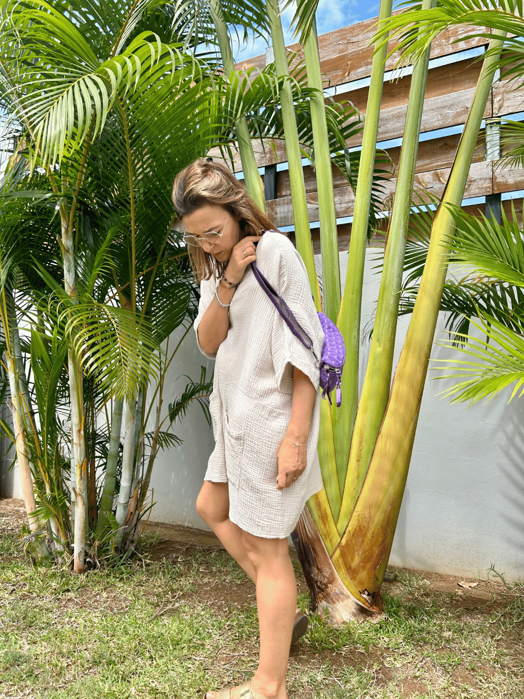 Robe en gaze de coton écru, fluide et légère, avec deux poches avant. Parfaite pour un look décontracté et tendance. Achetez dès maintenant sur notre site de mode avec livraison gratuite.
