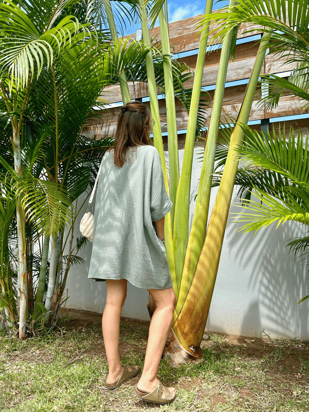 Découvrez la robe en gaze de coton kaki avec une coupe flatteuse et deux poches sur le devant. Parfaite pour vos looks estivaux. Commandez en ligne avec livraison gratuite.